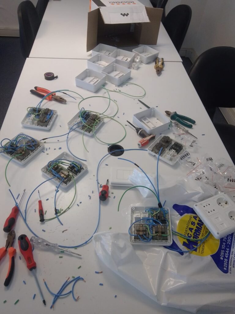 Proceso de armado de cajas eléctricas y módulos de tomas en banco de trabajo por Valenca.uy
